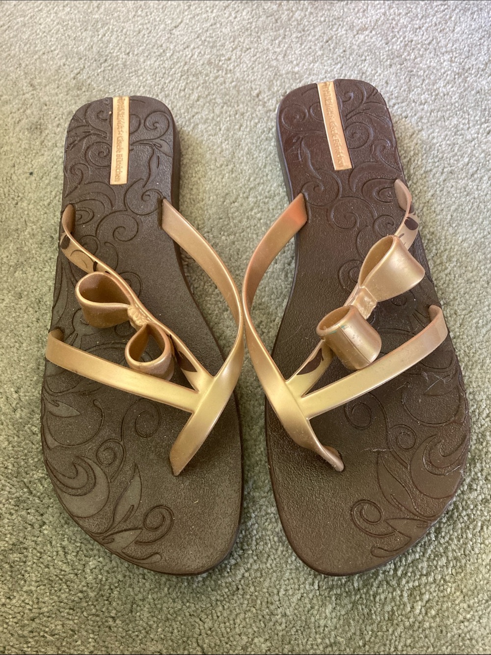 Women’s Bow-Accent Metallic Tan Flip Flop Sandals